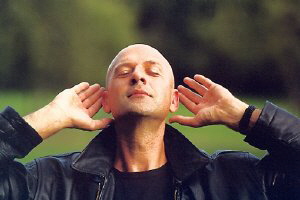 76Mann_Geste_Hoeren11